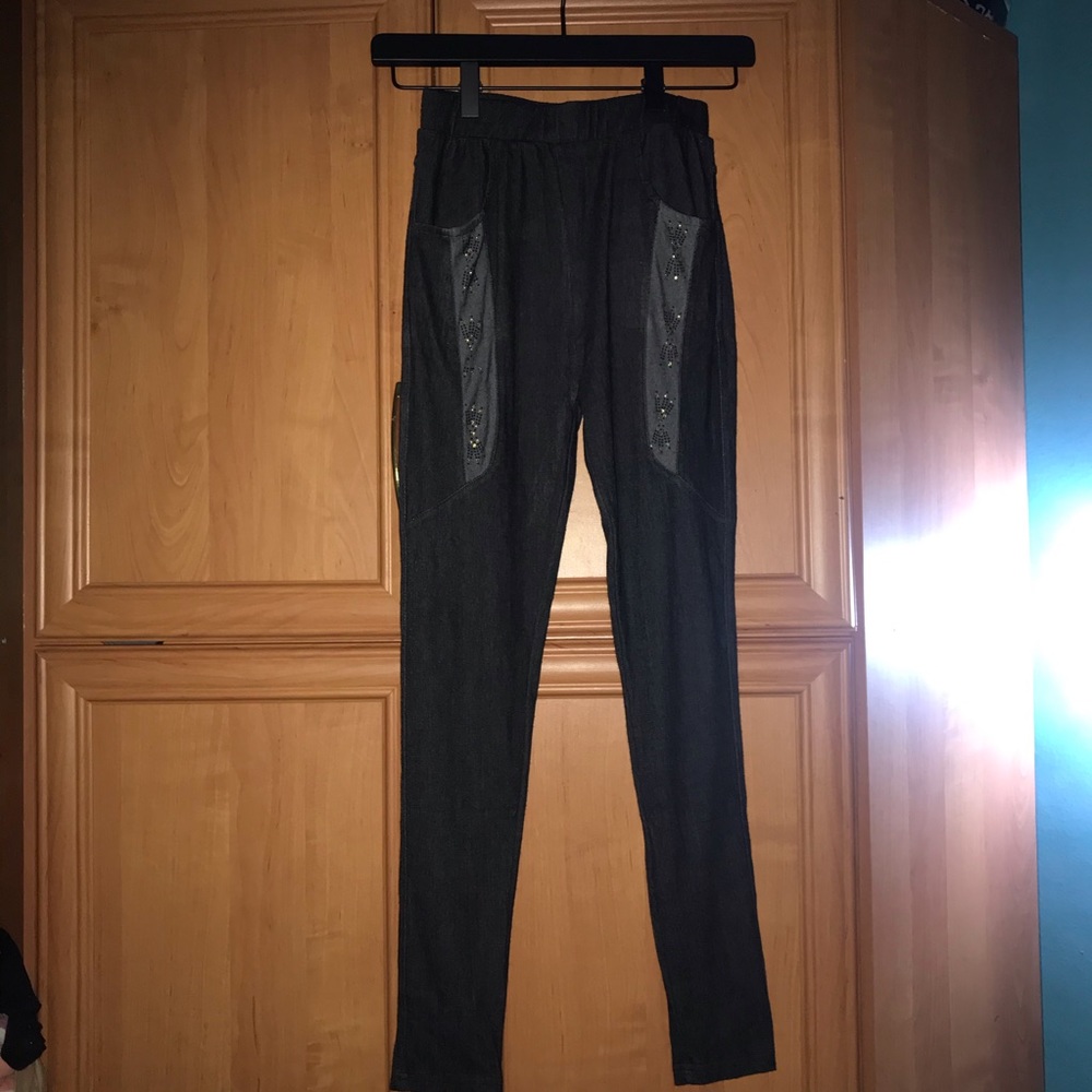 Dark leggings with pockets